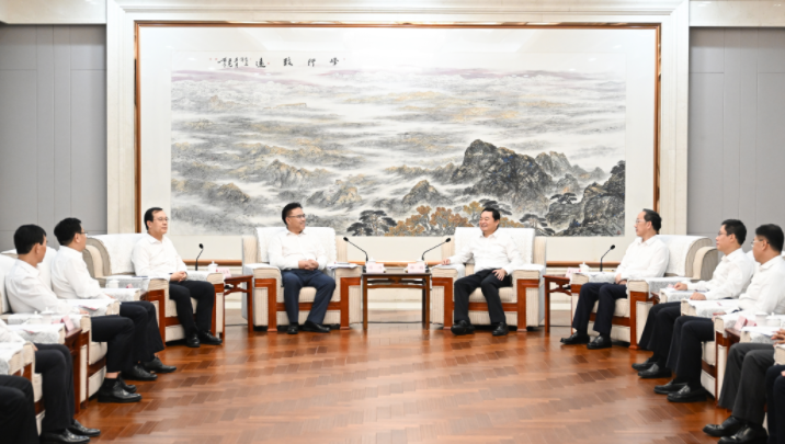 領(lǐng)導(dǎo)班子成員在沈陽(yáng)拜會(huì)遼寧省委書(shū)記、省人大常委會(huì)主任郝鵬，省委副書(shū)記、省長(zhǎng)李樂(lè)成